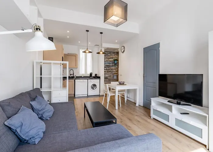 Charming Bright And Equipped Apartment